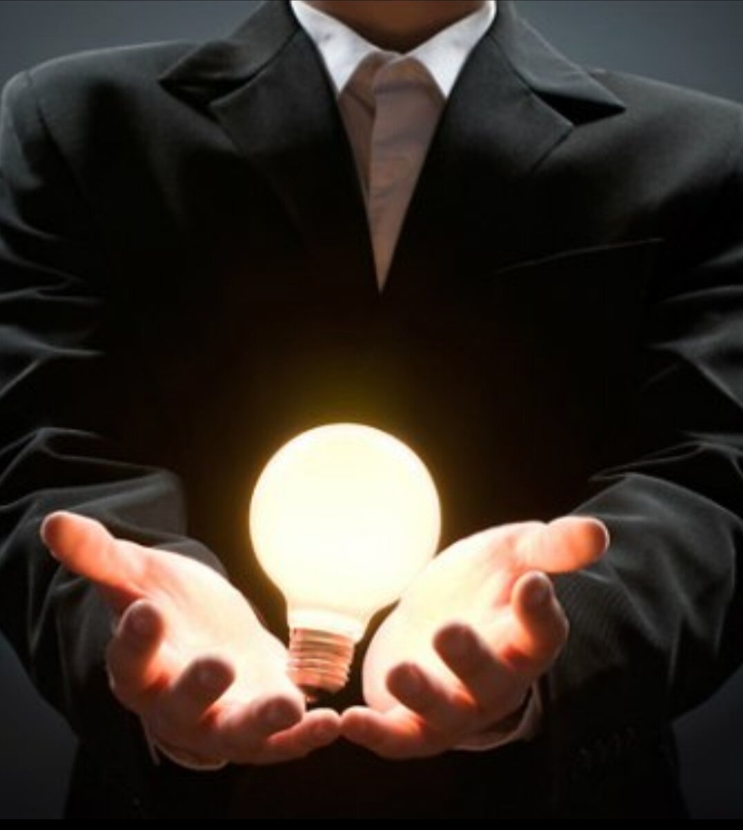 Представьте ситуацию: вы едете в своём автомобиле в ненастную, бурную ночь - и вдруг видите трёх людей, ждущих на остановке автобус. Эти люди:

1. Старушка, которая выглядит так, будто вот-вот уйдёт в мир иной;

2. Давний приятель, который когда-то спас вам жизнь;

3. Женщина/мужчина вашей мечты.

Кого из них вы возьмёте в попутчики, если ваш автомобиль двухместный? Подумайте и дайте свой ответ, прежде чем прочесть ответ.

ОТВЕТ
Эта морально-этическая дилемма, на самом деле, была предложена в качестве теста при приёме на работу в одной компании. Вы можете подвезти плохо чувствующую себя старушку, ведь в первую очередь вы обязаны спасти её жизнь. А может вы выберете старого друга, потому что однажды он спас вам жизнь, и это будет отличным шансом отблагодарить его? Однако когда ещё вам подвернётся случай встретить свою вторую половинку?

Из 200 претендентов на должность лишь у одного кандидата не возникло проблем с ответом, и он был принят на работу. Решение его было следующим: «Я бы отдал ключи от автомобиля своему старому другу и попросил бы его отвезти пожилую женщину в больницу. А сам же в это время остался с женщиной моей мечты».

Иногда нестандартное мышление и творческий подход к делу даёт нам ключ к решению проблемы любой сложности.