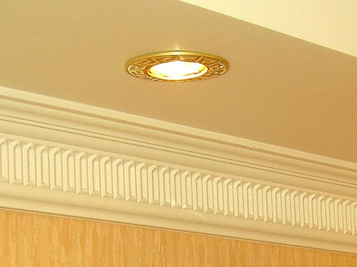 Клеем потолочный плинтус на натяжной потолок. | Ремонт и Дизайн квартир |  Гудвилл-Строй | Дзен
