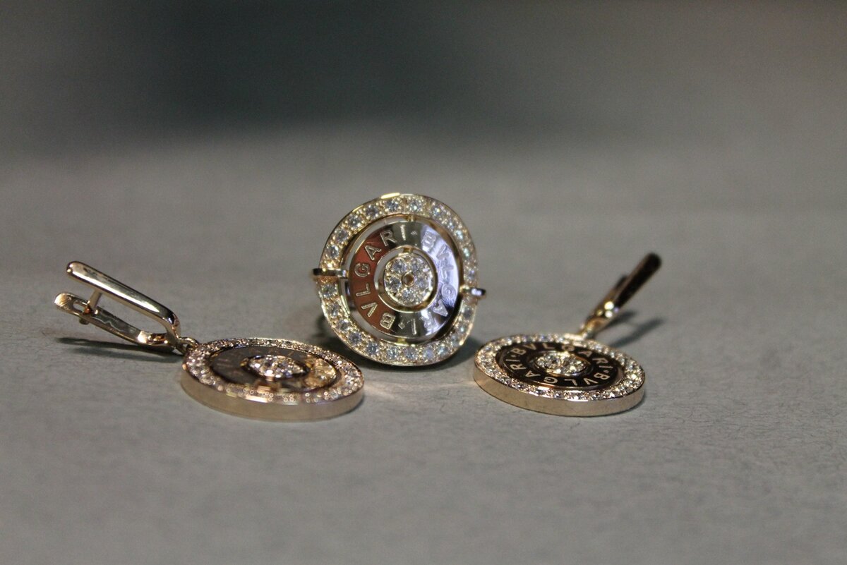 Золотой комплект украшений с камнями