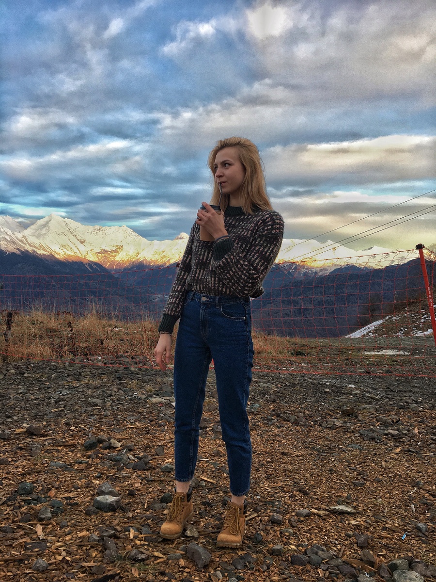 Согреваюсь дорогущим глинтвейном потому что не подумала, что в горах холоднее, чем обычно и не взяла куртку.