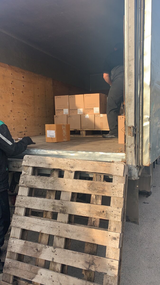 Один из заказов в транспортной компании. Грузили 3.000кг каких крепежных материалов. Моего участия в погрузке никакого, только лишь контроль.