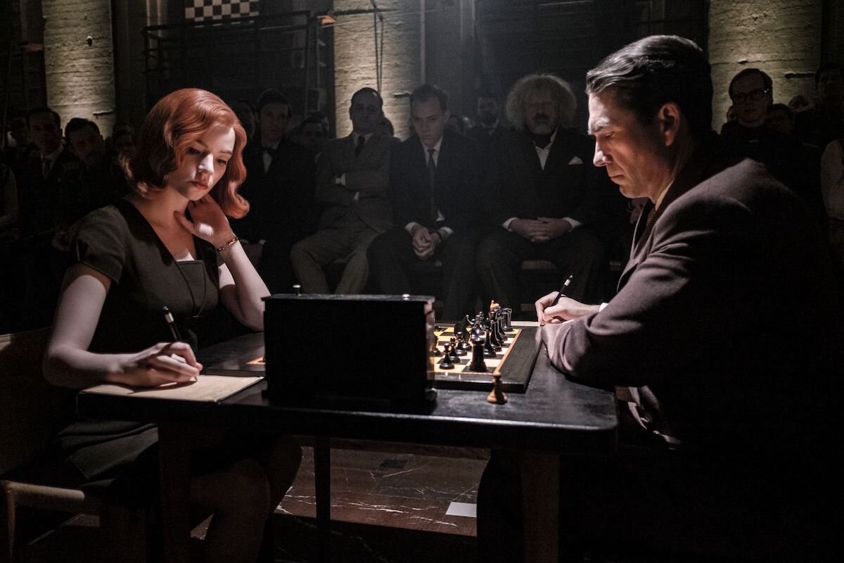 Девушка играет в шахматы сериал
