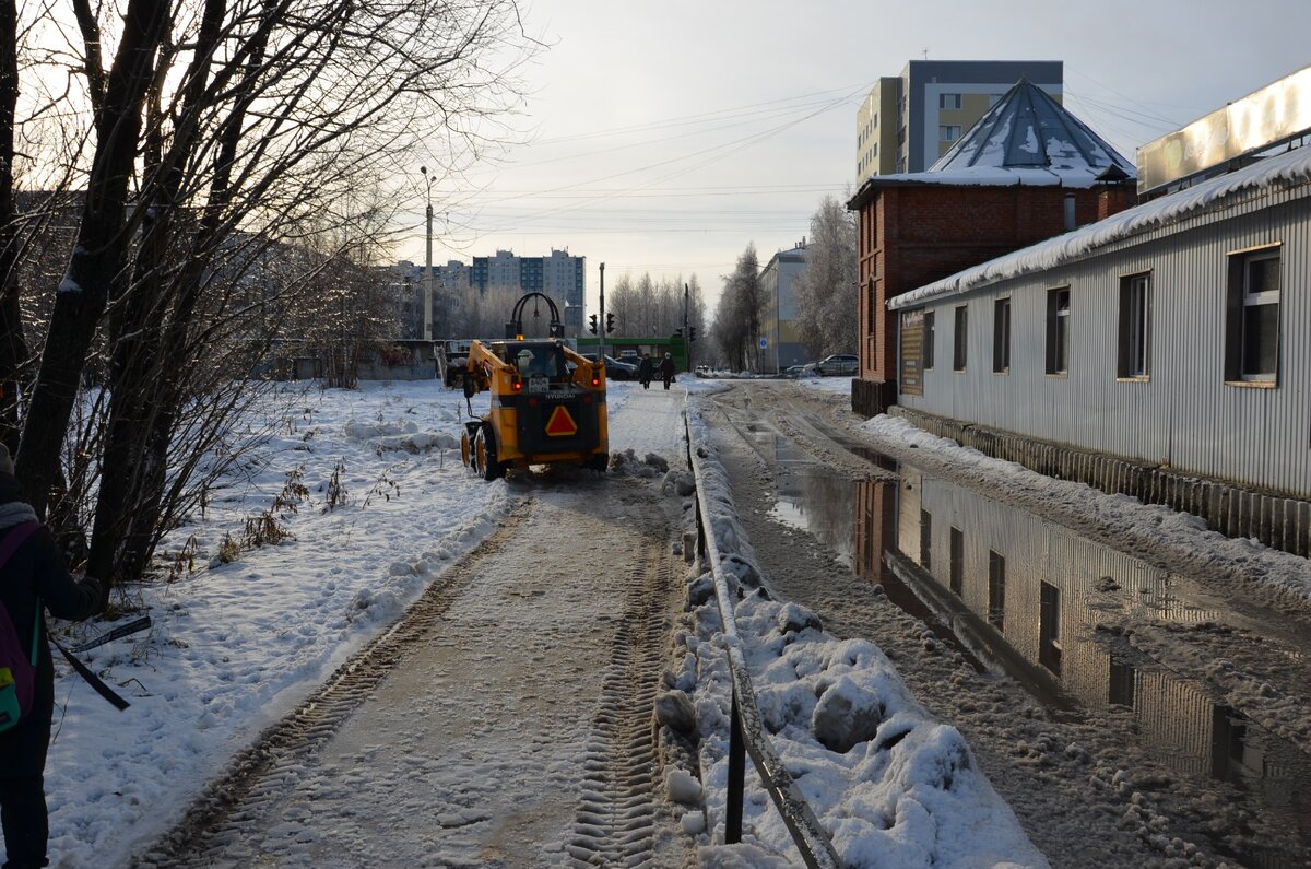  Дворники трудятся не покладая ковшей.