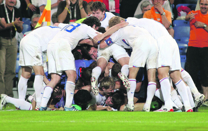 Дмитрий Торбинский - в самом низу. Матч с Голландией в Базеле на чемпионате Европы 2008 года 