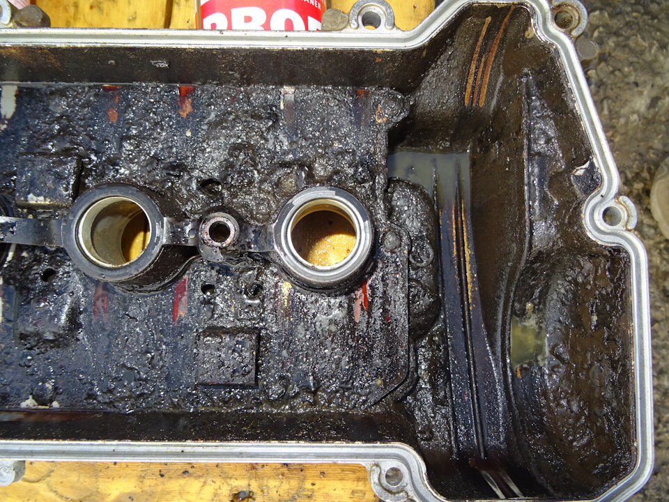 Грязный двигатель внутри говорит о том, что масло меняется не вовремя
