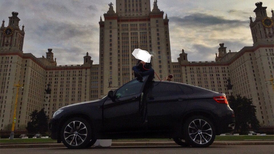 типичный целевик позирует на фоне любимого вуза (на фото это МГУ им. М.В.Ломоносова) (фото: https://static.life.ru/posts/2016/08/892866/0177b4648fa38658103c4ed89313e9d0.jpg)