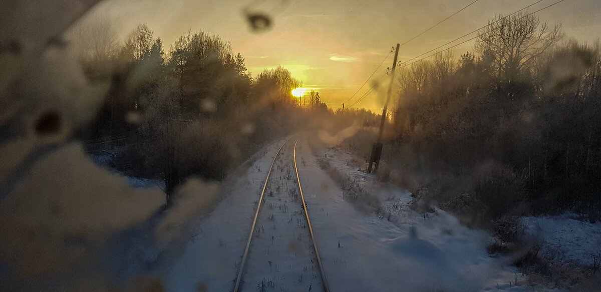 В промерзшем насквозь тамбуре межобластного вагона пригородного поезда №6692 сообщением Осташков-Бологое, 79 км дистанции пути, перегон Осташков-Фирово. Фото: Алексей Алексеев