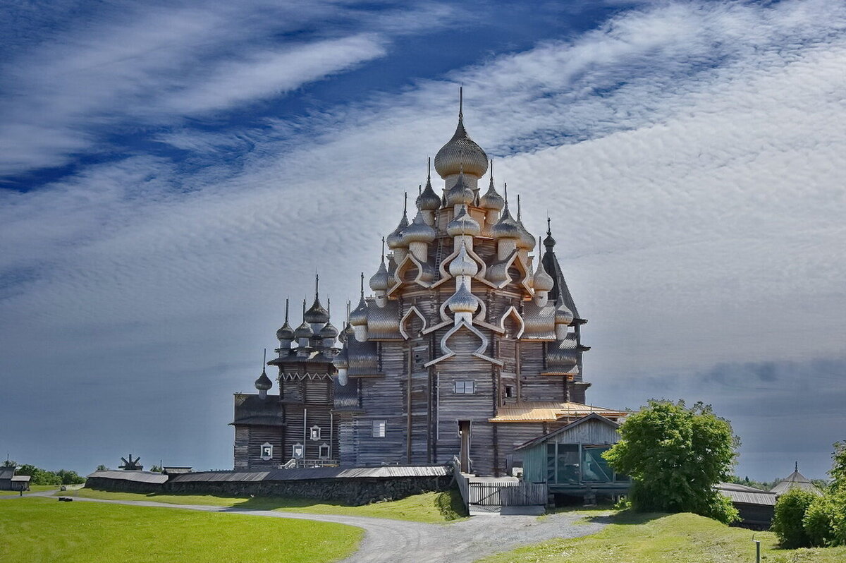 Купола деревянной церкви Кижи