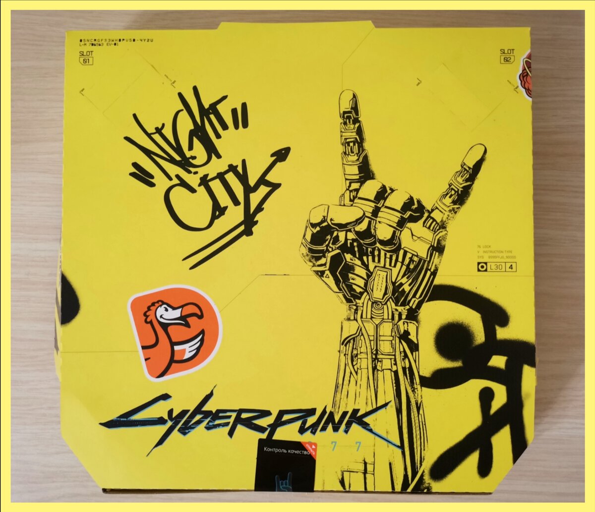 Вот в такой стильный коробке её доставили