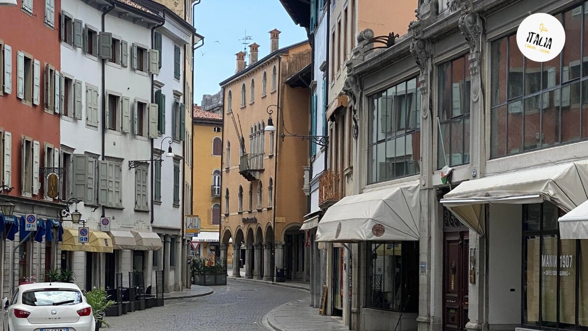 Российское водительское удостоверение в Италии является неконвертируемым (РФ  не входит в список стран, с которыми Италия подписала соглашение об обоюдном признании прав)