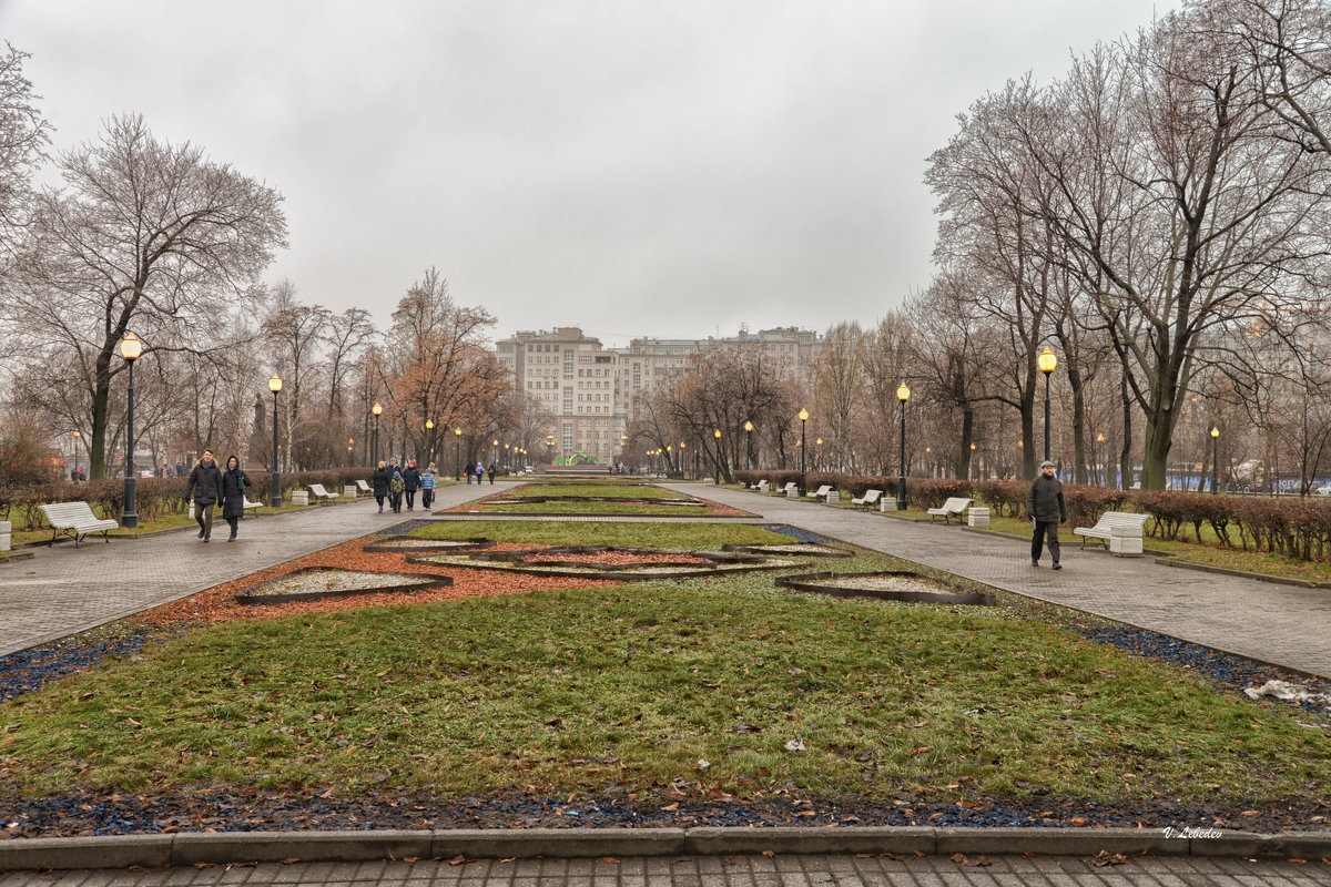 Современная Болотная площадь осенью. На заднем плане Дом Правительства ("Дом на набережной"). Яндекс.Картинки
