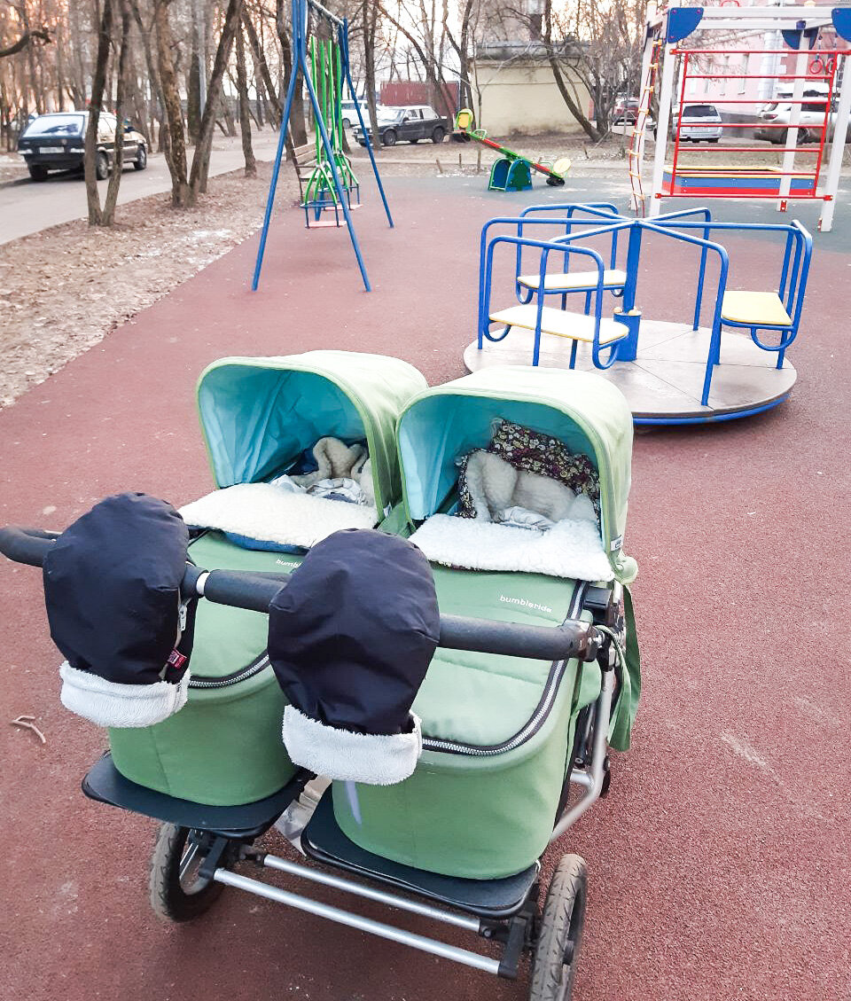 Стояли пока я руки грела в карманах