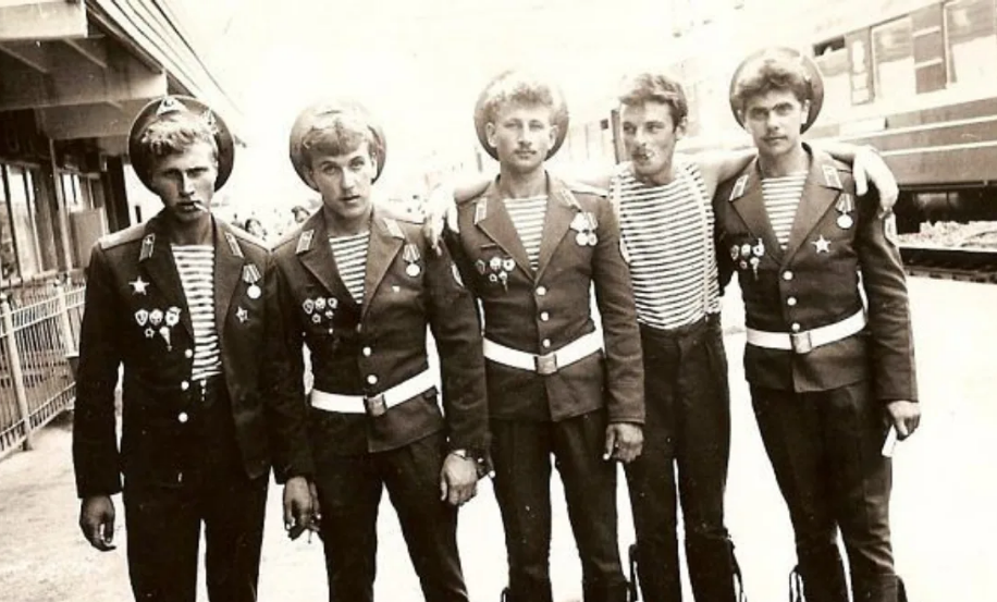 Форма вдв в афгане. Дембеля из афгана. Десантники афганцы. Советские дембеля. Дембеля вдв афганистан.