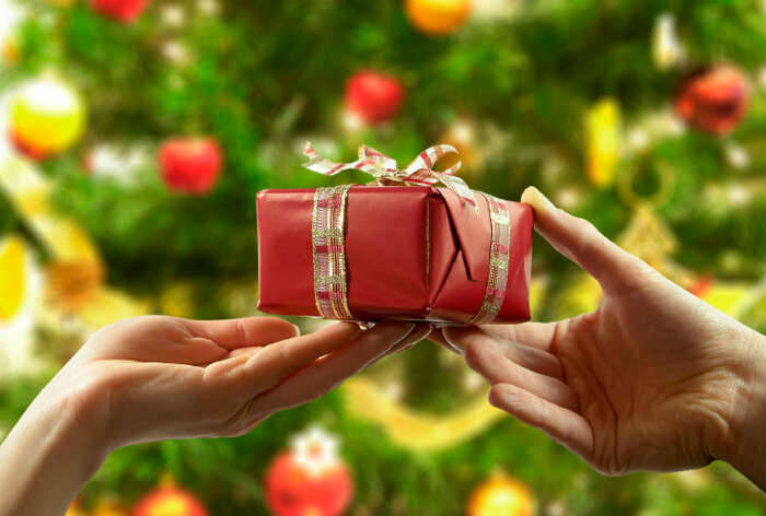 Картинка была взята с https://www.christmas-bazar.ru/articles/interesnye-sposoby-darit-podarki-na-novyj-god_art.html