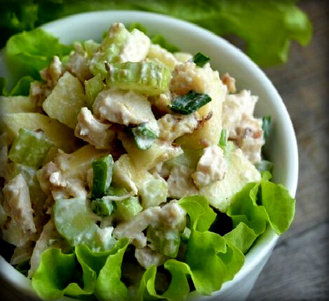 Салат из сельдерея, яблока и куриного мяса