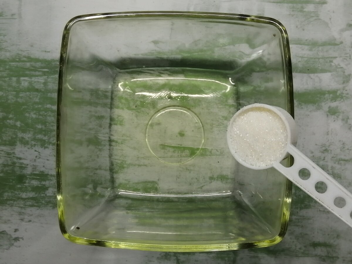 Оливковое масло в мисочке, добавьте к нему сахар и перемешайте.