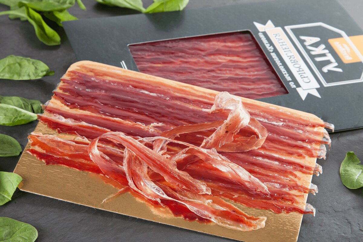 Хамон из утки — кусочки сыровяленой утиной грудки, приготовленной по технологии «хамон». Подходит для разнообразия в качестве закуски к вину или пиву.