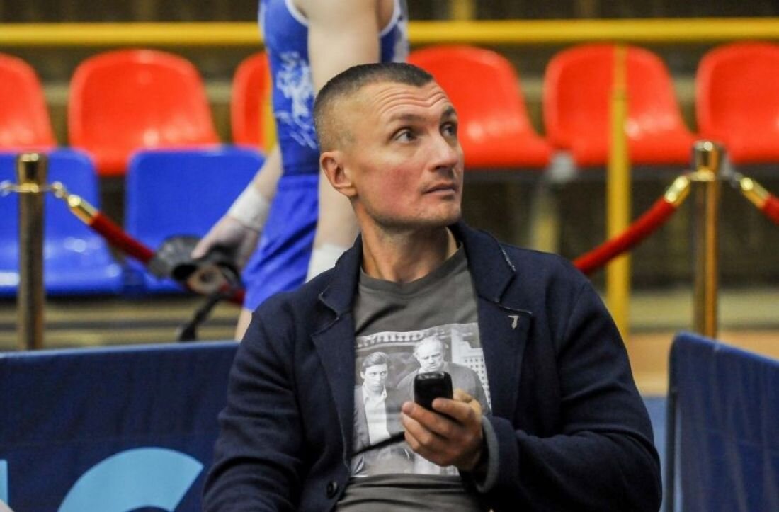 
Но кто сказал, что героем должен быть только спортсмен? Сами атлеты отмечают, что без талантливых наставников успеха добиться было бы невозможно. Тренер по спортивной гимнастике Сергей Валерьевич Старкин работал с двумя звездными воспитанниками и стал полным олимпийским кавалером. С Денисом Аблязиным в Лондоне-2012 и Рио-де-Жанейро-2016 выиграл 5 наград (3 серебряных, 2 бронзовых), с Алией Мустафиной – «золото» Рио. С ним сегодня и вспомним те мгновения. 

- Можно ли сказать, что тренерство передалось по наследству?
Ну конечно, это было обусловлено тем, что папа был тренером. В 1994-м году, когда я еще был воспитанником, я уже начал помогать своему наставнику, Сергею Борисовичу Жукову, работать с маленькими детьми. Ну а потом институт. Я в молодости как-то и не рассматривал, что моей основной профессией будет тренерская деятельность. Когда папу назначили директором школы (Валерий Георгиевич Старкин – директор СШОР по гимнастике им. Натальи Лавровой – прим. ред.), и у него девочка попала в сборную, ему стало трудно совмещать. И я помогал, а потом всё само собой завертелось–закрутилось. Так что, да – перешло по наследству. Грубо говоря, у меня было больше шансов, чем у кого-либо другого.
- Денису Аблязину с малых лет выдавали большие авансы. Действительно можно было сказать лет в 11-12, что он станет призером Олимпиады, чемпионом Европы и мира?
Нет, конечно. В столь малом возрасте можно определить, что те или иные дети расположены к данному виду спорта. А предсказать большое будущее очень сложно, ведь у нас очень много спортсменов «отлетает» во время переходного возраста. Отсев просто колоссальный! И здесь больше физиологические причины, чем психологические. Мальчики вытягиваются очень сильно, соответственно, сила не успевает за ростом, а у девочек – проблемы с весом. Когда Денис попал в молодежную сборную, тогда уже можно было что-то предполагать. Но, опять-таки, можно рассуждать на уровне конкуренции в стране. А в составе команды выезжаешь на международный старт, и часто выясняется, что здесь ты конкурентоспособен, а там – «по нулям».
- Первая Олимпиада – это Лондон-2012. Ожидали, что уже там добьетесь успеха?

Сложно было сказать. Мы выступали на чемпионате Европы-2011 – «мимо», потом командный чемпионат мира – там только финал в опорном прыжке, и то запасными. Первый крупный успех был на чемпионате Европы-2012 в Монпелье. Там стало понятно, что у нас конкурентная программа. Но рассчитывать на успех в Лондоне было сложно. Мы понимали, что он может быть, но однозначно нельзя было ответить. Когда есть конкурентоспособная программа, ставится задача сделать её. Не смотреть в сторону, на других, просто выйти и сделать своё. И тогда придет оценка. Не ставится задача победить, разорвать, борьба ведется, прежде всего, с самим собой.

- Выиграли «серебро» и «бронзу», но не было ли разочарования, что не дотянулись до «золота»?

Конечно, нет. Зайти на первую Олимпиаду в 20-ти летнем возрасте и бороться с такими «монстрами», которые были уже взрослыми мужиками – это «выше крыши». Вот в Рио-2016 мы были уже состоявшимися, и по возрасту, и по регалиям. Планка ожидания уже была! Конечно, от нас не требовали, но мы понимали, что медалей ждут (смеется). Еще 3 привезли.

- В 2014 году гимнастическое сообщество разорвала новость о том, что олимпийская чемпионка Алия Мустафина переходит к Сергею Старкину. Как это получилось?

Для меня это было неожиданностью. У Алии был не очень удачный период, поэтому был запрос на смену обстановки у нее самой, и у главного тренера. Да, было принято такое решение. Специфика женская, конечно, отличается, но были наработки из мужской подготовки - технические, функциональной выносливости, всё это применимо с некоторыми корректировками. И не будем забывать, что я начинал, как женский тренер, поэтому направление мне абсолютно знакомо. Алия уже становилась олимпийской чемпионкой, абсолютной чемпионкой мира, поэтому ответственность была большая. Но не каждый день удаётся поработать с такими топовыми спортсменками!

- Рио-де-Жанейро, снова брусья, снова олимпийское «золото». И всё это на фоне пессимистических ожиданий.

Мустафина по своим физическим данным, по тому, как она видит и чувствует гимнастику – уникальна, такие люди рождаются раз в несколько десятков лет. Приехав туда, посмотрев на всех, она поняла, что у нее не хватает «базы» на брусьях. И она уже в Рио, в течение 10 дней подняла «базу», так как запас элементов, которыми Алия владеет, очень высокий. Собрала новую комбинацию и выиграла брусья! Никто из болельщиков не знал, что она усложнила программу, это не обсуждалось и заранее не тренировалось. Это был риск, но рисковать, когда нет шансов, намного легче. Когда ты понимаешь, что без риска вообще никак, идешь «наотмашь» (смеется).

- Чем сейчас занимается самый результативный тренер по спортивной гимнастике последних лет? Ведь работа с Денисом прекращена, сотрудничество с Алией хоть и есть, но тренировочный процесс не кипит, так каковы планы?

Сегодня и сейчас я больше занимаюсь помощью молодым тренерам, если у них на это есть запрос. Но вместо них я работать не хочу и не буду, потому что им надо научиться, пройти тот же путь. Если сделать «вместо», то не будет преемственности, не будет опыта. Я максимально помогаю, мне кажется, пока получается. У нас подрастает несколько молодых спортсменов, если конкретно по фамилиям – Евгений Пашкин, Ульяна Перебиносова, Григорий Климентьев. Они в самом начале пути, поэтому, есть с кем работать. И ставить максимальную планку! К примеру, у нас Женя Пашкин травмировался в начале года, разорвал крестообразную связку. А там период восстановления очень большой, от 9 до 12 месяцев. Первенство Европы – в декабре, через 10 месяцев! И мы весной, зажмурив оба глаза, поставили максимальную задачу попробовать с 3-мя снарядами, без прыжковых видов, попасть в молодежную команду. Нет, не так. Сначала подготовить программу, а потом попробовать попасть. Весной это казалось нереальной планкой, мы ее задрали до самого верха. Я тогда понимал, что – нет. А мы взяли и сделали программу. И выступили на первенстве России, без соскоков. За полтора месяца мы и соскоки бы подготовили, но… Европу отменили (смеется). Я считаю, что правильно - ставить максимальные задачи. То есть поставить задачу, от нее спланировать до точки, где ты находишься, а потом от этой точки идти по выработанному плану вверх. Батя так научил, у него же всегда были максимальные планы, нереальные.