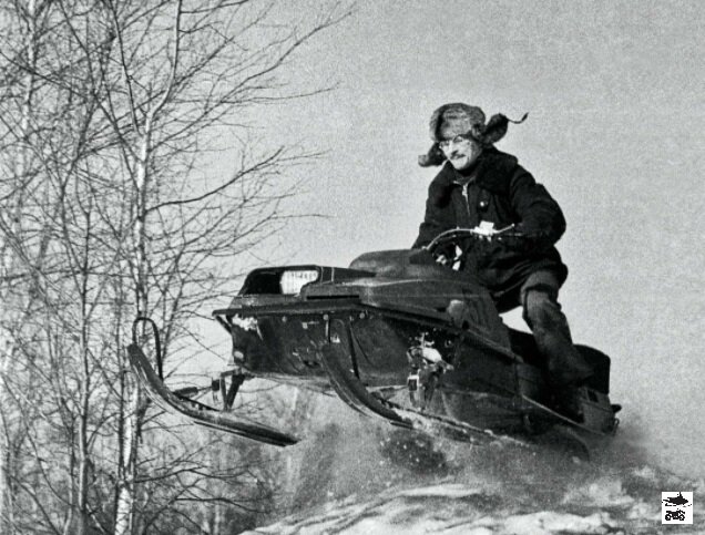 В СССР снегоходы не летают! Поэтому будем делать Бураны! Обратите внимание на высокую рулевую колонку и отсутствие шлема. Веселая была работа у испытателей "Поиска". Фото из архива журнала "За рулем".