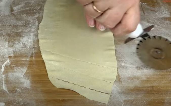 1. В миску разбиваем 2 яйца, солим, перемешиваем венчиком. В отдельную миску насыпаем муку, выливаем яичную массу в центр, понемногу перемешиваем. Потом тесто замешиваем на доске. Даем какое то время полежать под полотенцем. Нарезаем на части, раскатываем. Нарезаем на полосочки.