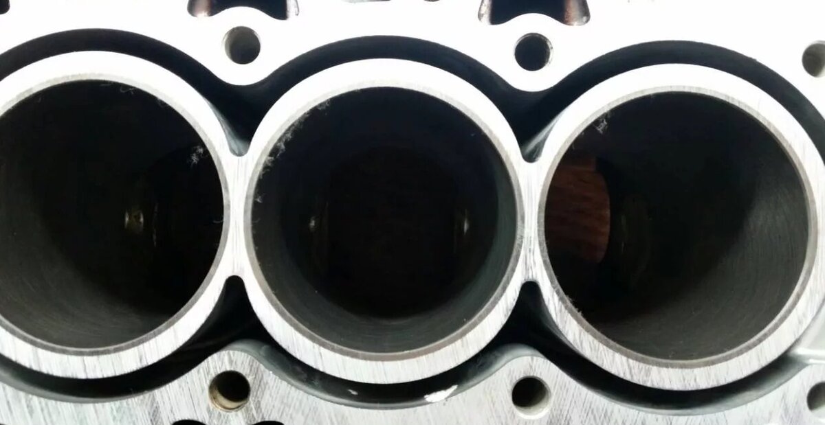 Чугунные гильзы на стенах блока очень хорошо видны на этом фото