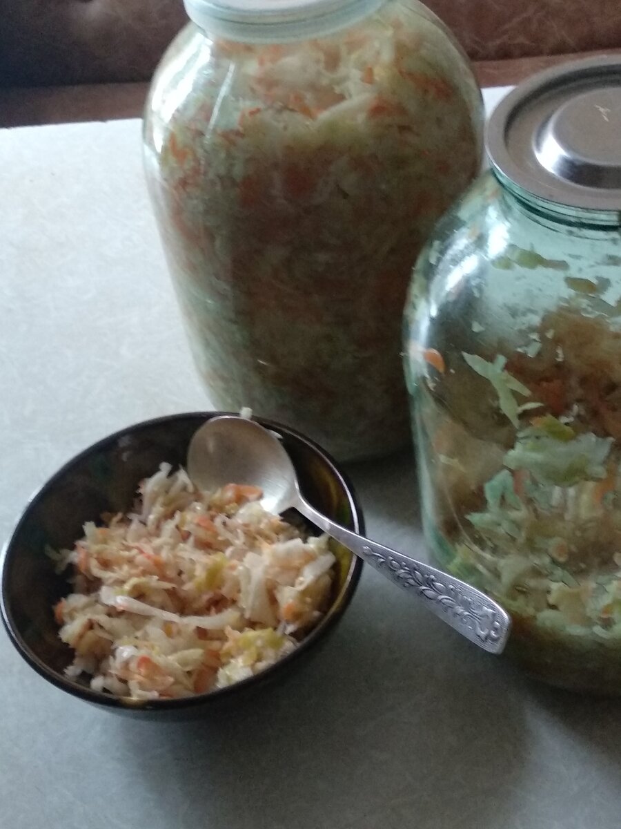 Из 5-6 кг свежей капусты выходит две 3-л банки квашеной.