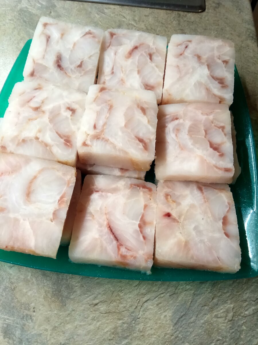 Нарезаем рыбу на порционные кусочки