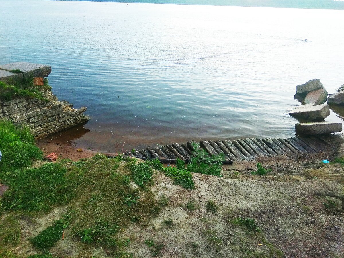 Набережная и одно из мест отдыха . Если подойти поближе к воде то можно увидеть много останков от строений других эпох в этом месте . Другими словами можно погрузиться не только в воды Невы от сюда ну и в историю этого места !)