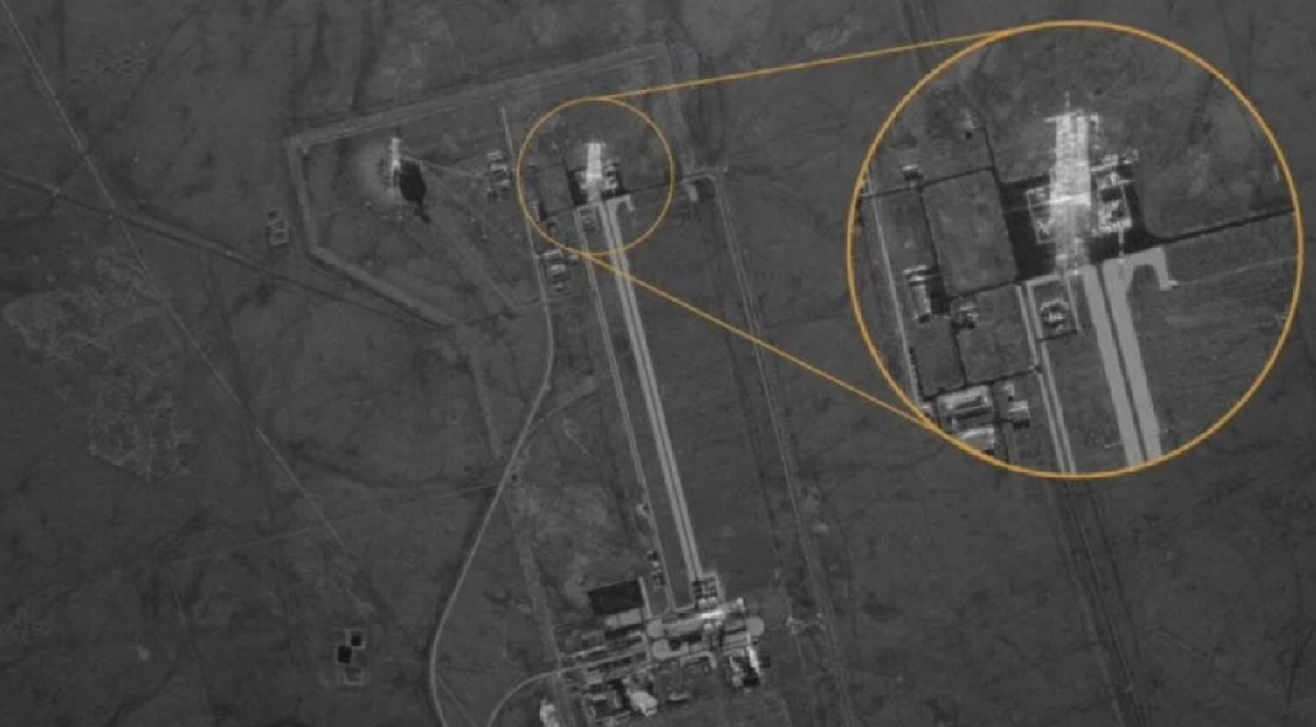 Самолет внутри ангара на спутниковом снимке Capella Space