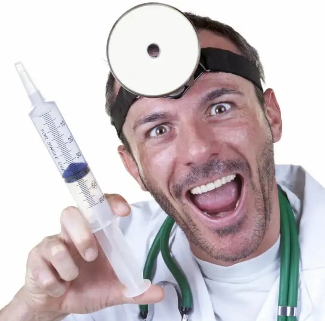 Доктор со шприцом. Злой доктор уколы. Медик со шприцом. Медик со шприцом. Шприц в руках медика.
