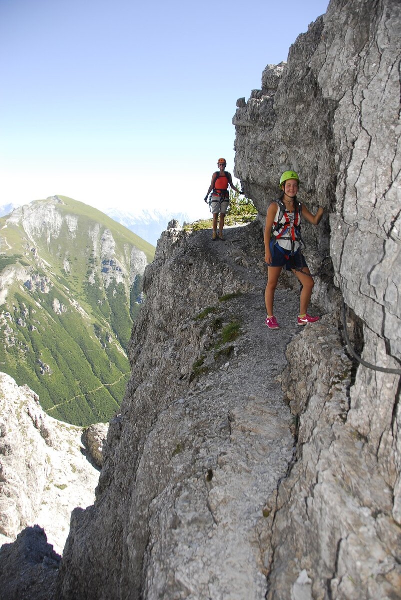 Горный туризм как вид спорта. Источник фото: https://www.freeimg.ru/kartinka/977225/lajm-gornyj-turizm-alpinizm-alpijskaya