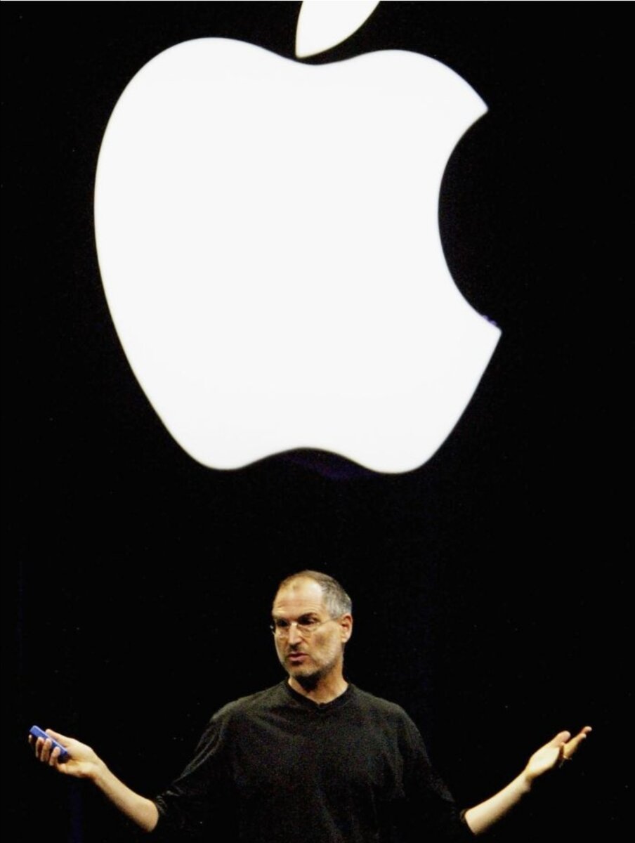 Кто основал компанию эпл. Стив Джобс Аппле. Стива Джобса Apple. Стив Джобс с айфоном. Стив Джобс с яблоком.