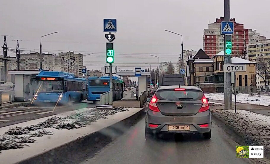 Достигли этого благодаря тому, что выделенные полосы для автобусов сделали посередине дороги