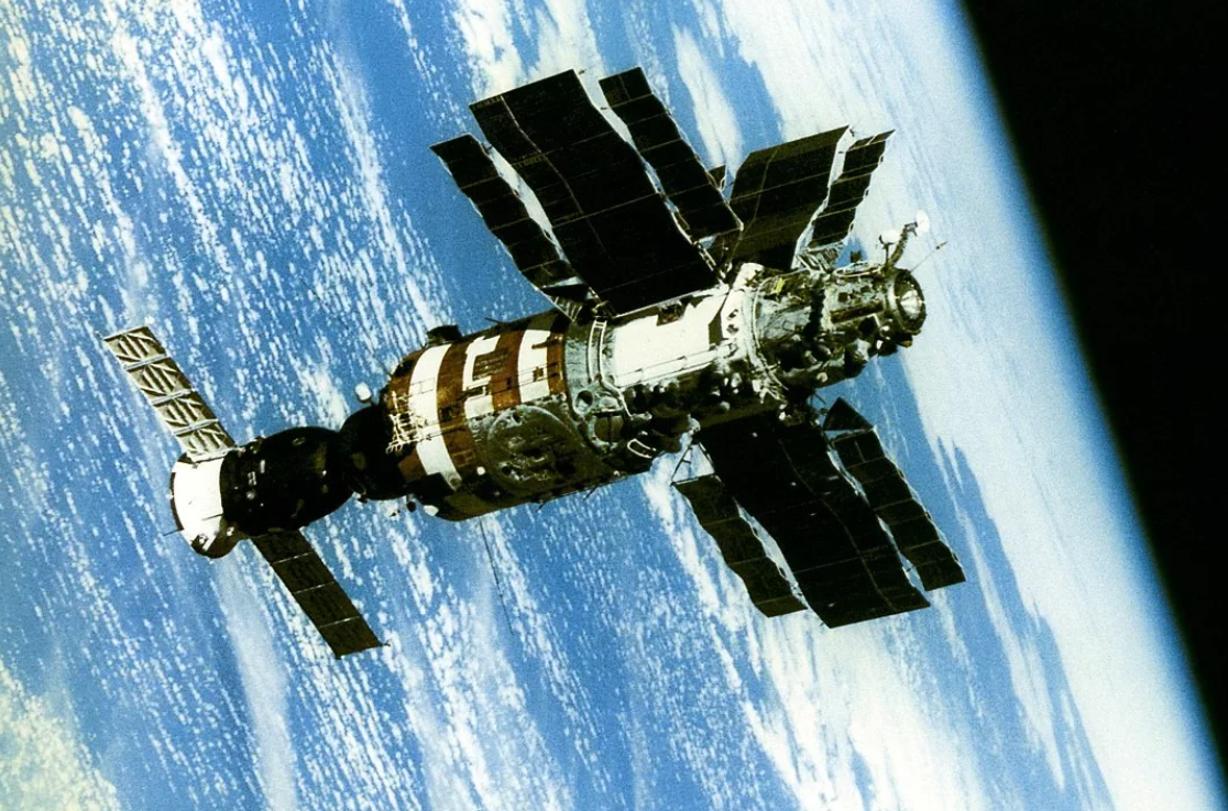 Первые межпланетные полеты. Салют-1 орбитальная станция. Союз т-12 космический корабль. Космический корабль салют 7. Союз т 13 с орбитальной станцией салют 7.