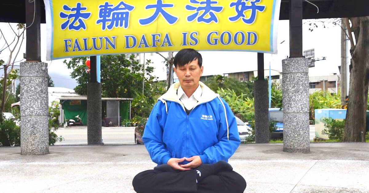 Ляо выполняет пятое упражнение Фалуньгун — медитацию в позе лотоса