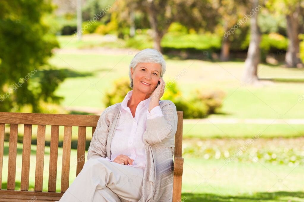 
Утро начинается не спеша. Успеваю хорошенько выспаться, наконец-то... Нужно посмотреть сообщения пришедшие на телефон, кому-то ответить, разослать картинки с пожеланиями доброго утра. Открываю шторы, впускаю в комнату солнышко. Вспоминаю, какие дела были запланированы на сегодня. Нужно поставить чайник. Наконец-то пришла весна. Эта зима пролетела незаметно. Обычно ждёшь, ждёшь, хочется чтобы сразу же после Нового года наступила весна и начинаешь ругать зиму, чтобы она поскорее закончилась, потому что зима уже надоела. Очень выручают ежедневные прогулки, когда гуляешь по два часа, день заканчивается быстро. Необходимо разминать ноги и тело. Во время ходьбы, даже по одному и тому же маршруту, интересно наблюдать за погодой, природой и людьми. 
Гулять желательно в любую погоду, иногда бывают какие-то дела по дому или появляется какое-то недомогание, тогда конечно прогулка откладывается. 
Во время прогулки замечаешь изменения в природе, как плавно, не спеша меняется время года. Обращаешь внимание на то, что в это время чаще всего встречаются пенсионеры, мамы с детьми. 
Появилось время читать, чему я очень рада. Перечитываю свою, скопившуюся за это время, библиотеку. Очень удобно книгу брать с собой на прогулку. Благодаря руководству города, у нас появились красивые аллеи, благоустроенные дорожки для пешеходов и удобные скамеечки. Это очень радует! 
Также появилось время посвятить себя кулинарии. Благодаря техническому прогрессу и новым технологиям я использую одно приложение на телефоне для поиска интересных рецептов, скачиваю их и в качестве записной книжки, опять же, использую другое приложение на телефоне. Затем, конечно, использую эти рецепты в деле, что мне несказанно нравится. 
Очень благодарна своей стране, что мы можем достойно жить на пенсии. Конечно, чтобы путешествовать, нужно немного подкопить. Не каждый это может себе позволить. Но на основные нужды такие как небольшой ремонт той же сантехники, покупку одежды обуви или косметический ремонт средств хватает. 
Жизнь на пенсии имеет свою прелесть, это масса свободного времени, возможность воплощения своих интересов и желаний.