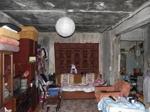 Подобные квартиры зачастую соответствуют всем нормам предоставления социального жилья. Но, согласитесь, жить в таких условиях после банкротства не хотелось бы... (изображение: https://proza.ru/pics/2019/10/07/1512.jpg)