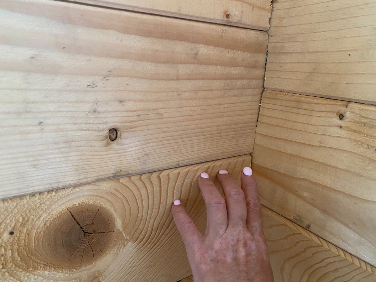 Собранная «паз в паз» стена. Чаши на стыке