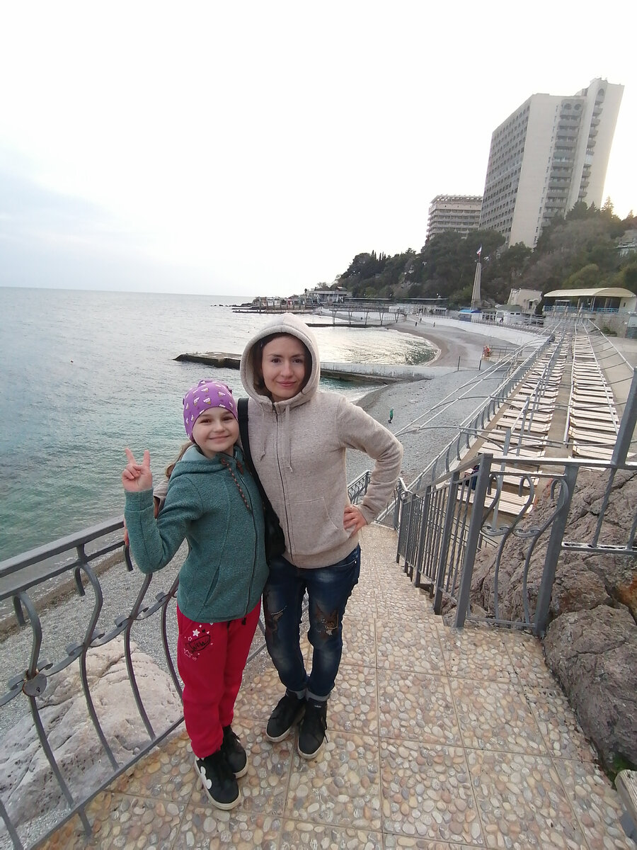 Мы с дочерью на набережной Крыма. Моя отличница и я 🙂
