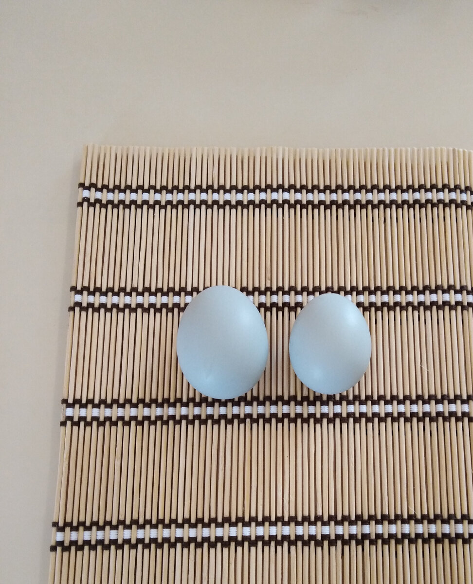 На фото видно, слева яичко крупнее. Личное фото