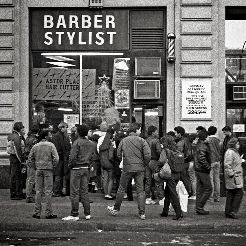 Привычная в свое время очередь в Astor Place, 1980-е. Фото: ASTOR PLACE RIOT & ASTOR BARBER SHOP