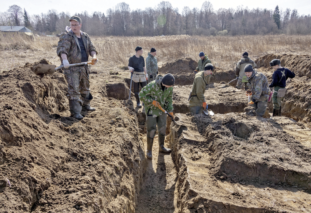 За время  нынешней вахты поисковики перезахоронили 321 бойца. Опознали благодаря найденным медальонам  16 солдат