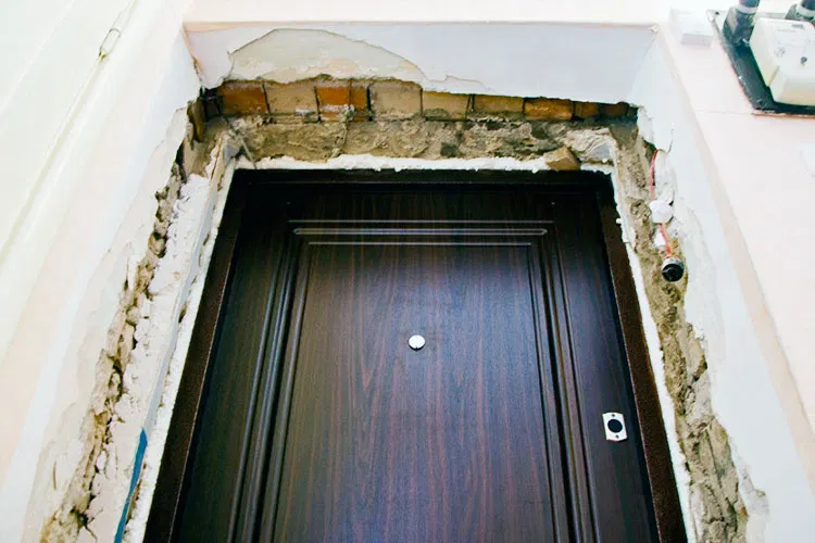 Из-за чего возникает необходимость ремонта дверей?