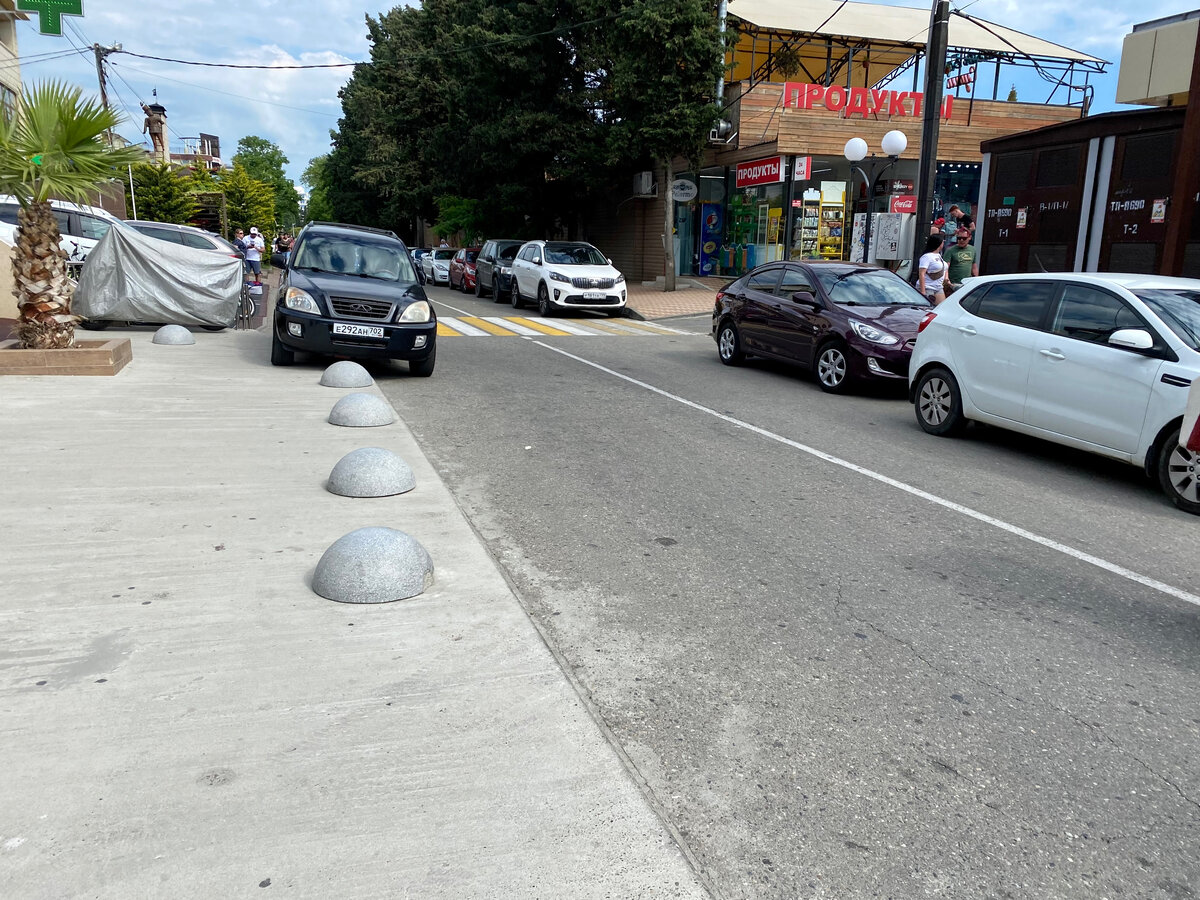 Как тут лучше быть: тискаться между припаркованными машинами или обходить по проезжей части?