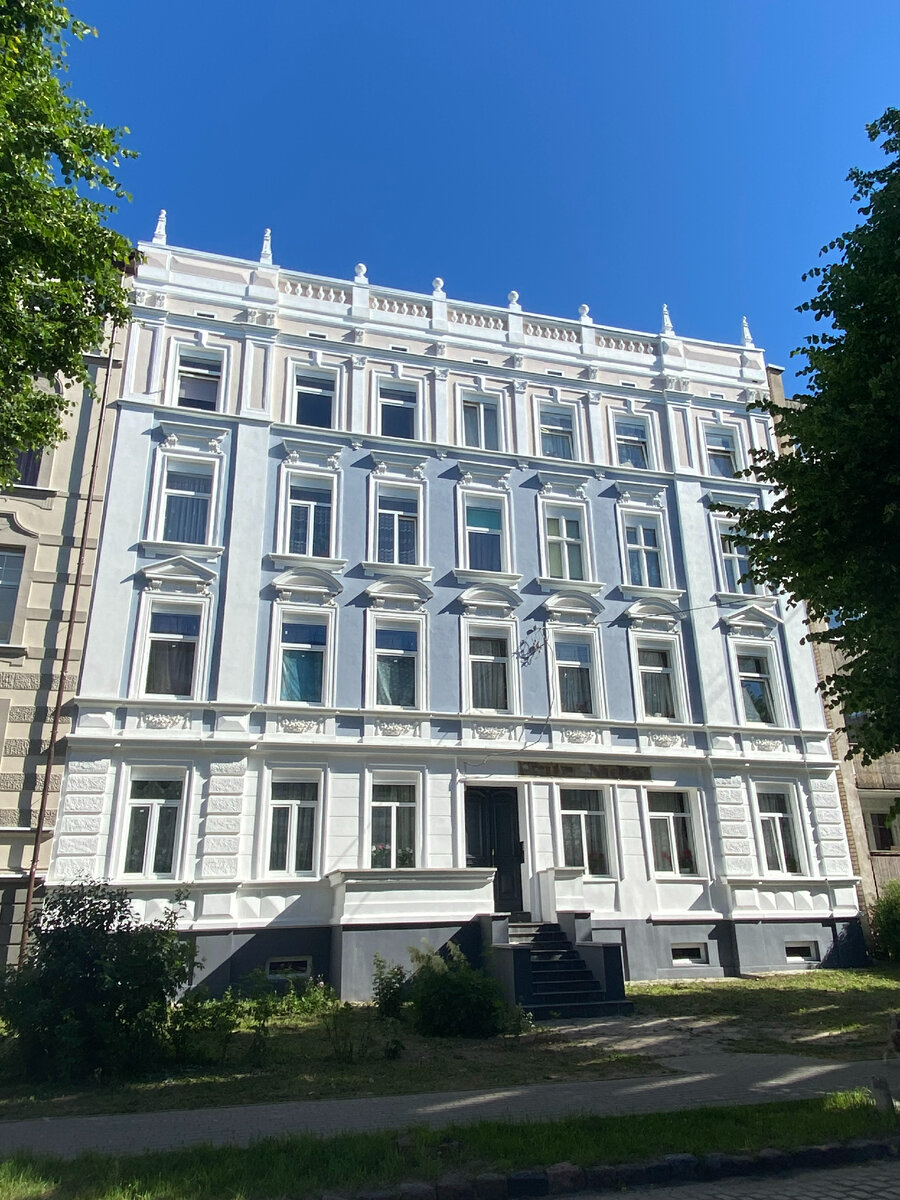 ул. Ломоносова, д. 10,  ищите надпись о лавке "Фрица Никеля"