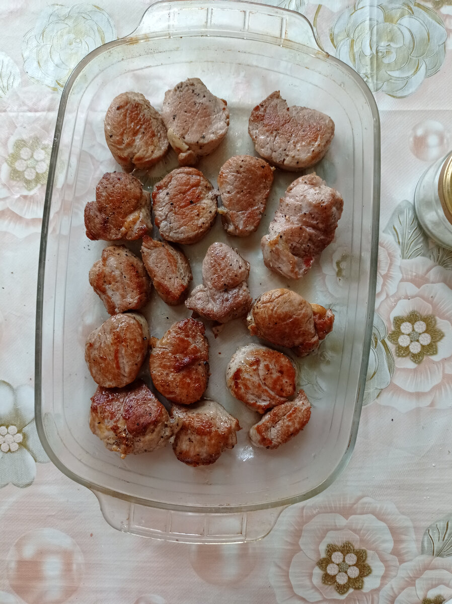 Медальоны из свинины с грибным соусом – кулинарный рецепт