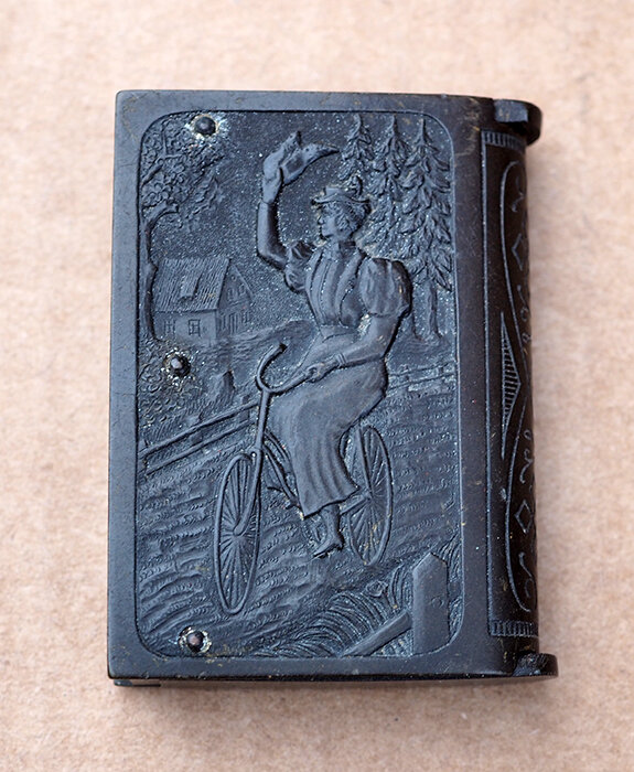 Эбонитовая спичечница рубежа XIX и XX веков с изображением велосипедистов - из коллекции Веломузея Андрея Мятиева.