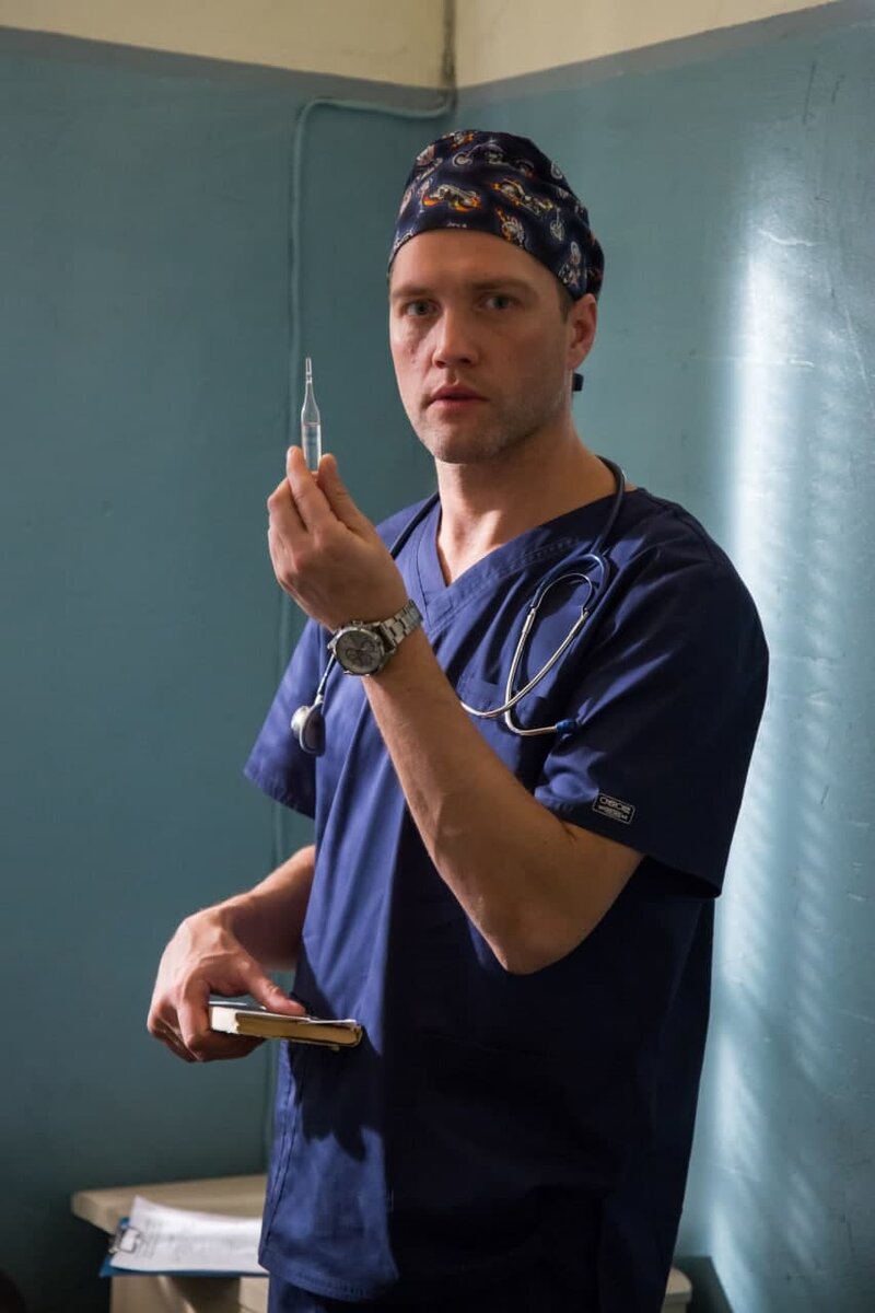 Павел Харланчук в роли Кирилла Белова. Кадр из сериала «Спросите медсестру»