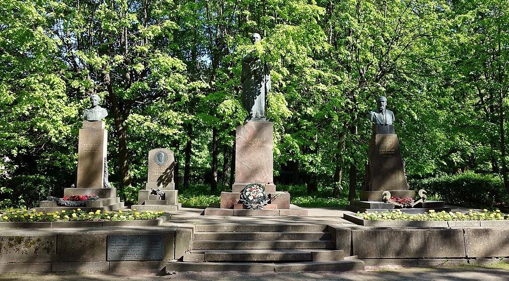 Мемориал семьи Ульяновых на Литераторских мостках (Волковское кладбище, Санкт-Петербург). В центре - памятник матери Ленина.