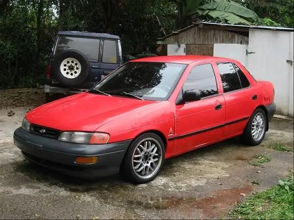 Kia Sephia 
Этот автомобиль из 90-х отлично адаптировался к отечественным дорогам, что является весомой причиной купить именно его. Владельцы данной модели отмечают ее надежность, необыкновенную выносливость и простоту конструкции. Kia Sephia имеет отличные технические и ходовые характеристики. Идеально подойдет для поездок на охоту, рыбалку и загородного отдыха. В некоторых городах схожая модель Daewoo Nexia очень популярна среди водителей такси.
киа сефия 1996 года
Стоимость расходных материалов и запчастей не бьют по карману владельцев. Средний расход составляет 6,5 литров на 100 км, что делает Kia Sephia еще более привлекательном вариантом для приобретения в личное пользование .